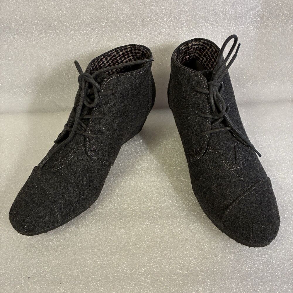Marbella Women’s Gray Ankle Boots, Wedge Heel 2”. Lace Up.  Size 9.